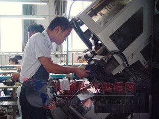 桐鄉(xiāng)市制鞋企業(yè)考察百麗、達芙妮生產(chǎn)工廠-世界服裝鞋帽網(wǎng)-行業(yè)門戶.全國十佳電子商業(yè)行業(yè)門戶網(wǎng)站